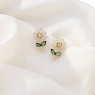 ジルバイジルスチュアート(JILL by JILLSTUART)のホワイト　フラワー　ピアス　韓国(ピアス)