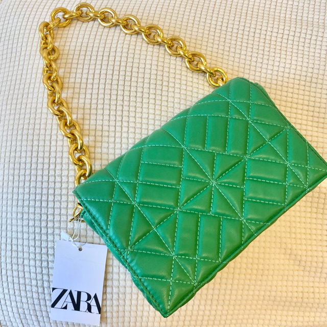 ZARA(ザラ)の本日限定値下げ❣️正規品 zara 緑 チェーン 春ショルダー 春 キルティング レディースのバッグ(ショルダーバッグ)の商品写真