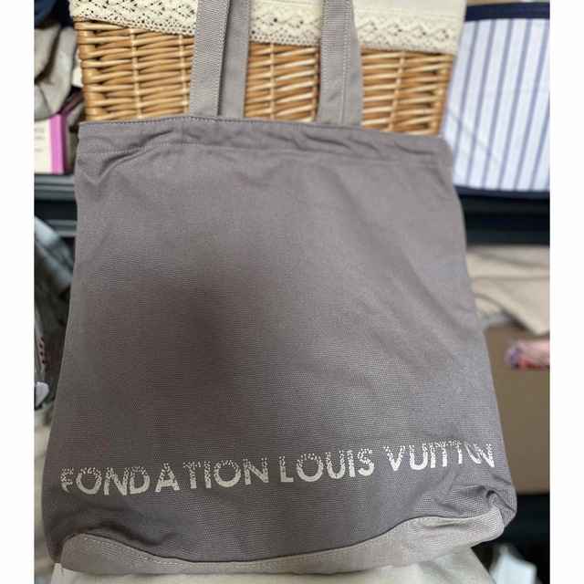 LOUIS VUITTON(ルイヴィトン)のホォンダシォンLVトートバッグ　グレー レディースのバッグ(トートバッグ)の商品写真