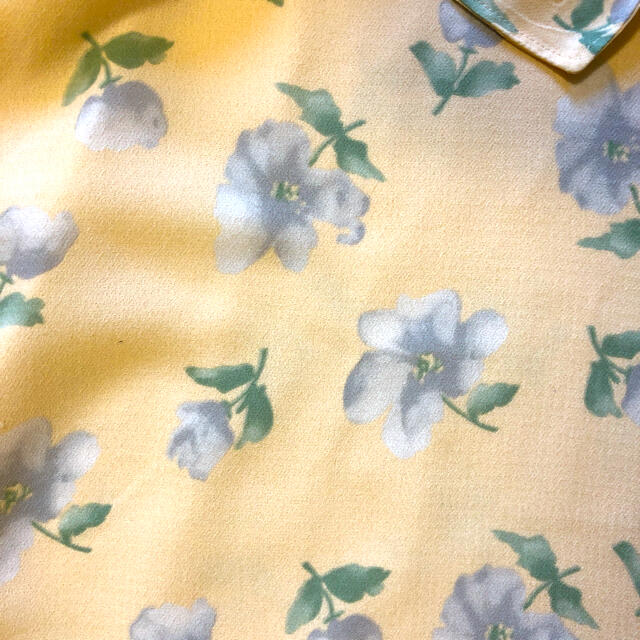 黄色　花柄　ワンピ　イエロー　ワンピース　ノースリーブワンピ レディースのワンピース(ひざ丈ワンピース)の商品写真