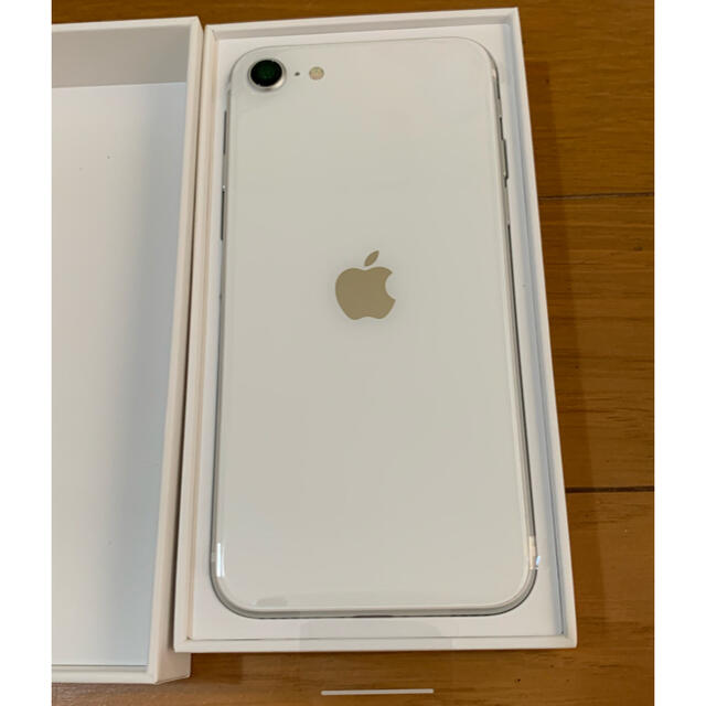 Apple(アップル)の新品　iPhoneSE 第二世代　SIMフリー64GB スマホ/家電/カメラのスマートフォン/携帯電話(スマートフォン本体)の商品写真