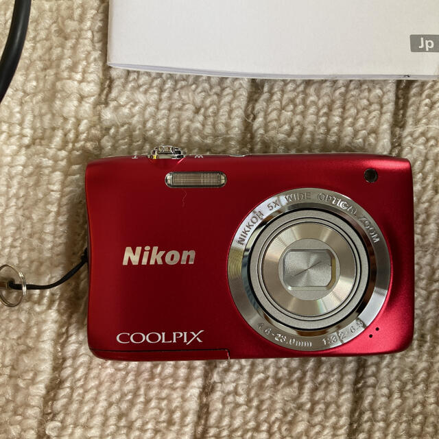 Nikon(ニコン)のNIKON COOLPIX S2900 RED スマホ/家電/カメラのカメラ(コンパクトデジタルカメラ)の商品写真