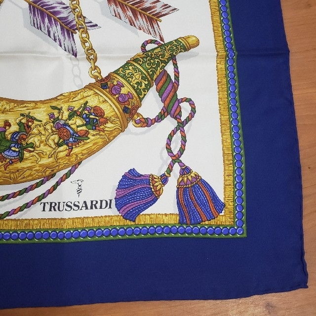 Trussardi - トラサルディ 大判スカーフ シルク 美しい弓矢 未 Trussardi - トラサルディ 大判スカーフ シルク 美しい弓矢 未