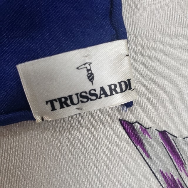 Trussardi(トラサルディ)のトラサルディ　大判スカーフ　シルク　美しい弓矢　未使用 レディースのファッション小物(ストール/パシュミナ)の商品写真