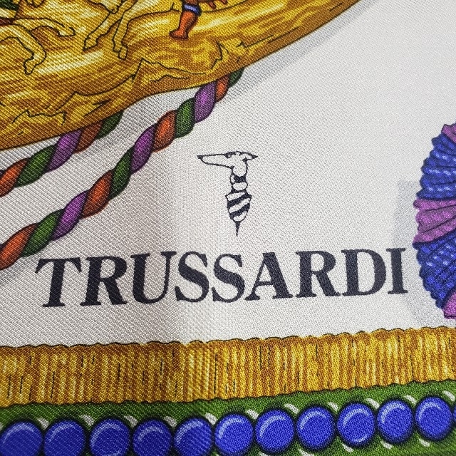 Trussardi(トラサルディ)のトラサルディ　大判スカーフ　シルク　美しい弓矢　未使用 レディースのファッション小物(ストール/パシュミナ)の商品写真
