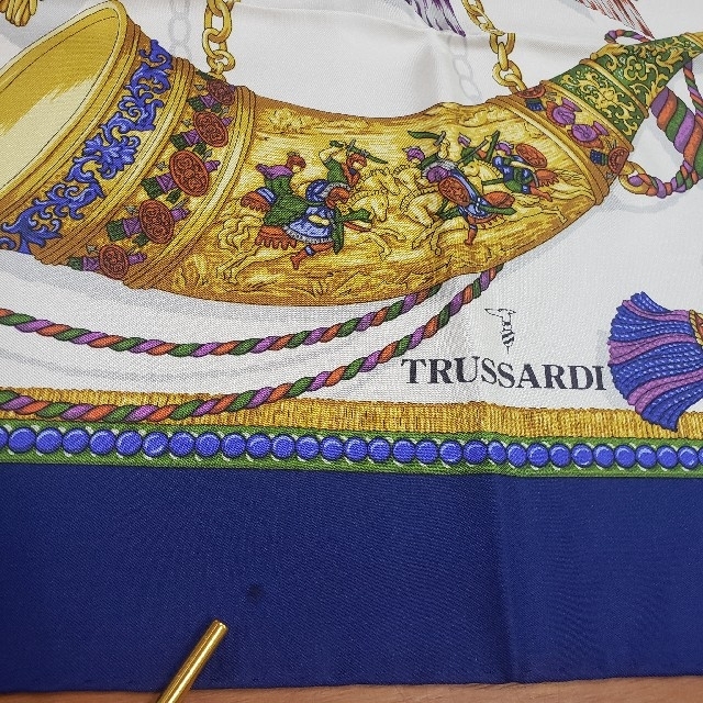 Trussardi - トラサルディ 大判スカーフ シルク 美しい弓矢 未 Trussardi - トラサルディ 大判スカーフ シルク 美しい弓矢 未
