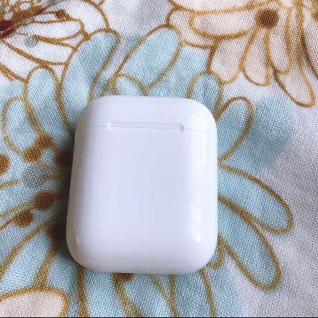 Apple(アップル)のairpods 第二世代 充電器　充電ケース　Charging Case スマホ/家電/カメラのオーディオ機器(ヘッドフォン/イヤフォン)の商品写真