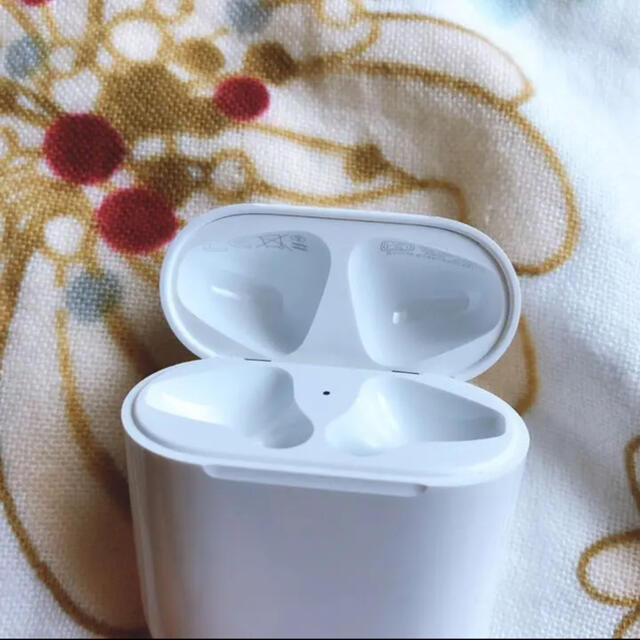 Apple(アップル)のairpods 第二世代 充電器　充電ケース　Charging Case スマホ/家電/カメラのオーディオ機器(ヘッドフォン/イヤフォン)の商品写真