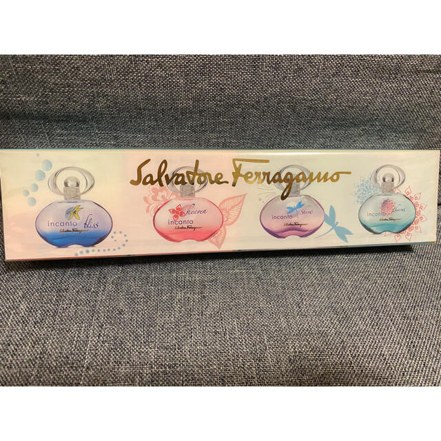 Salvatore Ferragamo(サルヴァトーレフェラガモ)のミニ香水 コスメ/美容の香水(香水(女性用))の商品写真