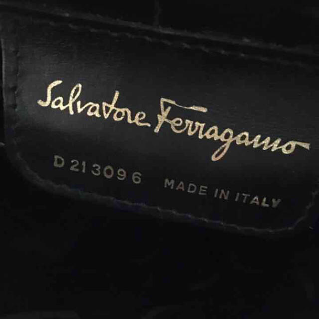 Salvatore Ferragamo(サルヴァトーレフェラガモ)のフェラガモ♡ヴァラ♡ショルダーバッグ レディースのバッグ(ショルダーバッグ)の商品写真