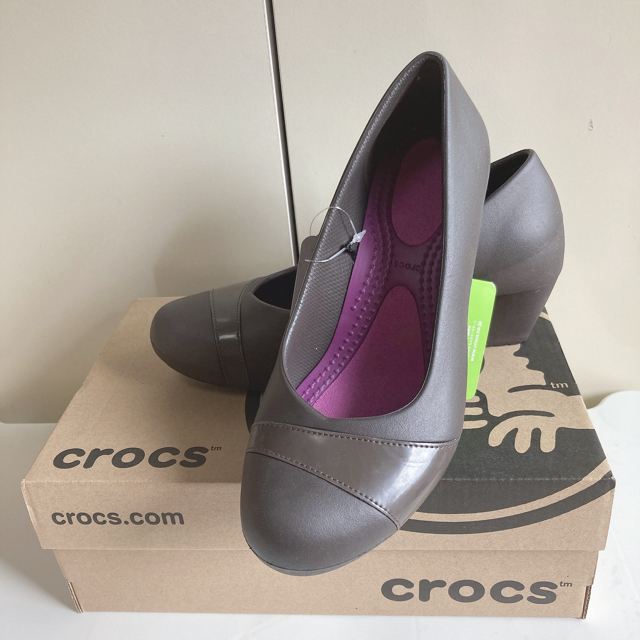 crocs(クロックス)のクロックス　合成樹脂パンプス　ブラウン レディースの靴/シューズ(ハイヒール/パンプス)の商品写真