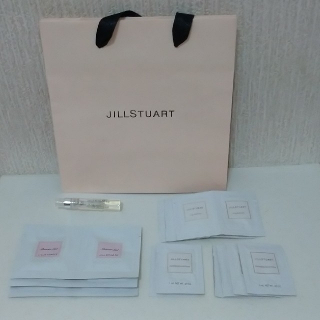 JILLSTUART(ジルスチュアート)の紙袋付☆ジルスチュアートサンプルセット☆オードトワレ☆化粧下地☆シャワージェル等 コスメ/美容のキット/セット(その他)の商品写真