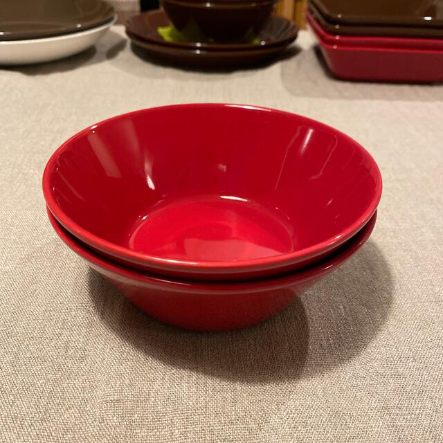 iittala(イッタラ)の専用です　イッタラ　ティーマ　シリアルボウル×2  とパスタプレート1 赤 インテリア/住まい/日用品のキッチン/食器(食器)の商品写真