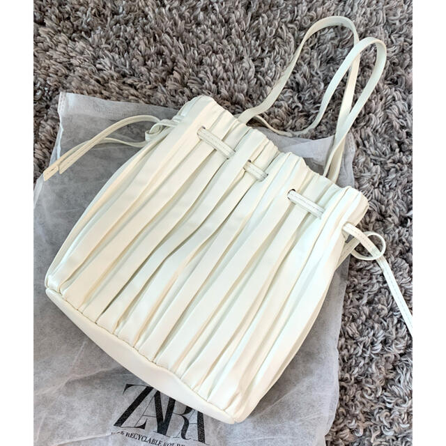 専用　新品　ZARA プリーツ巾着バッグ　Mサイズ　大人気