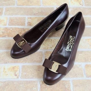 フェラガモ(Ferragamo)の未使用 フェラガモ ☆ ヴァラ レザー パンプス 5.5D ダークブラウン 伊製(ハイヒール/パンプス)