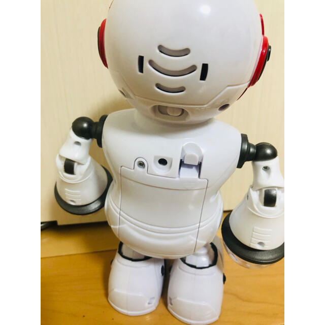 BANDAI(バンダイ)のキラキラ光るロボット　2足歩行ロボット　ダンスロボット エンタメ/ホビーのおもちゃ/ぬいぐるみ(キャラクターグッズ)の商品写真