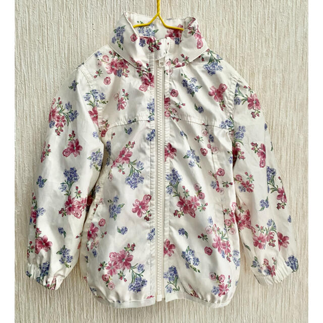 Branshes(ブランシェス)のブランシェス 花柄シャカシャカアウター 90 キッズ/ベビー/マタニティのキッズ服女の子用(90cm~)(ジャケット/上着)の商品写真