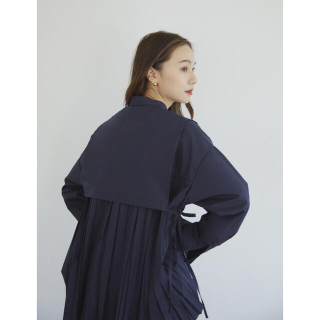 RANDEBOO Pleats cape shirts (navy) レディースのトップス(シャツ/ブラウス(長袖/七分))の商品写真