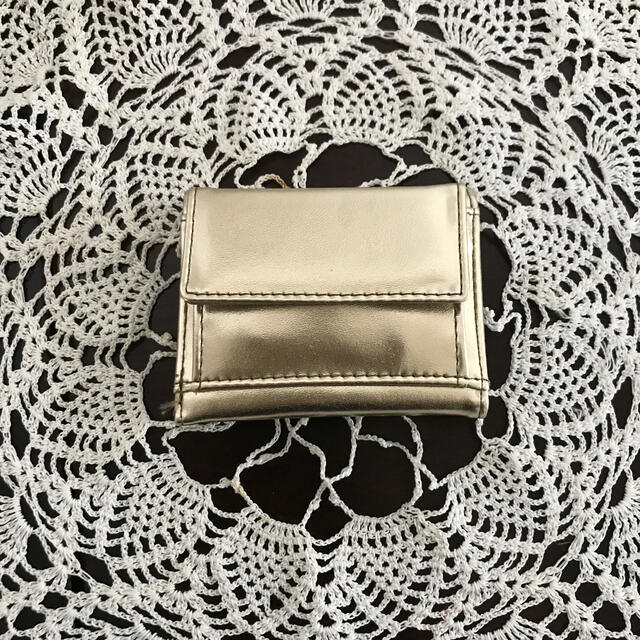 カロ様専用　ゴールド三つ折り財布　スクロールコンパクト財布 レディースのファッション小物(財布)の商品写真