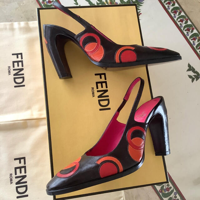 FENDI(フェンディ)の新品!フェンディ 超絶チゼルトゥ バックストラップ 22㎝ レディースの靴/シューズ(サンダル)の商品写真