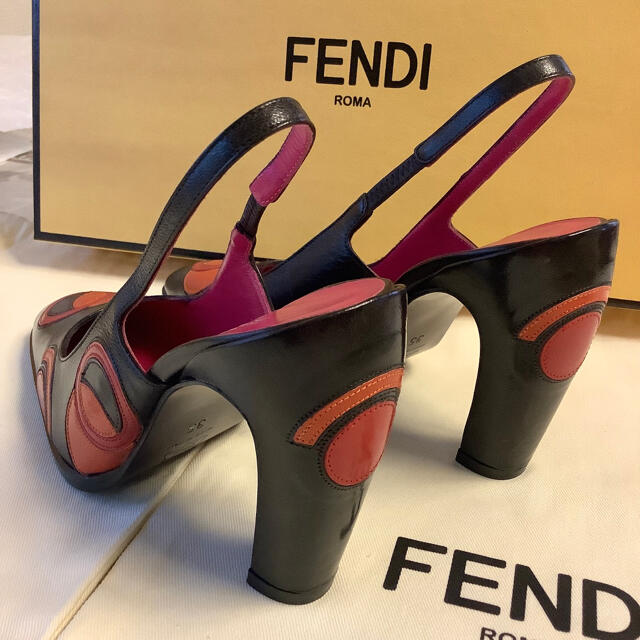 FENDI(フェンディ)の新品!フェンディ 超絶チゼルトゥ バックストラップ 22㎝ レディースの靴/シューズ(サンダル)の商品写真