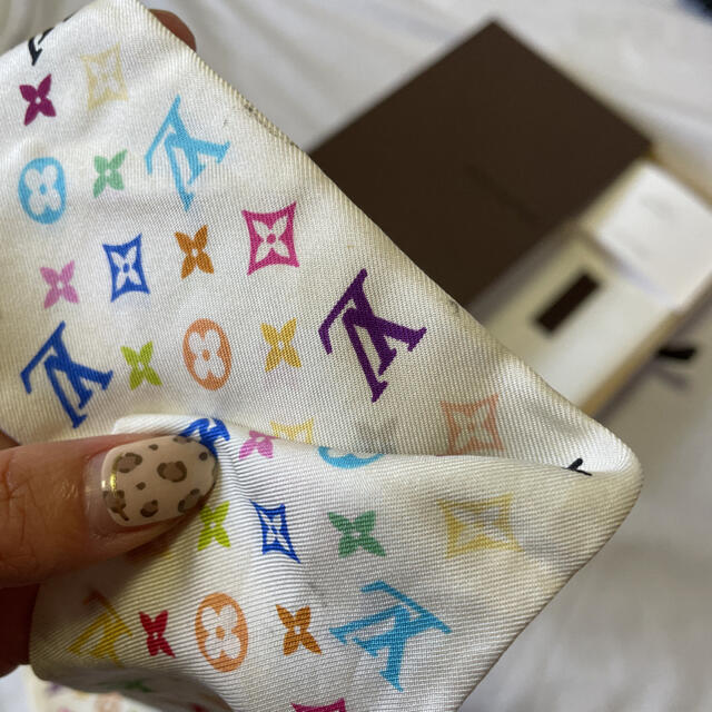 LOUIS VUITTON(ルイヴィトン)のLV スカーフ マルチカラー レディースのファッション小物(バンダナ/スカーフ)の商品写真