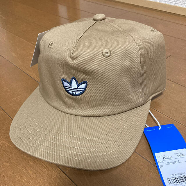 adidas(アディダス)のadidas キャップ　ベージュ メンズの帽子(キャップ)の商品写真