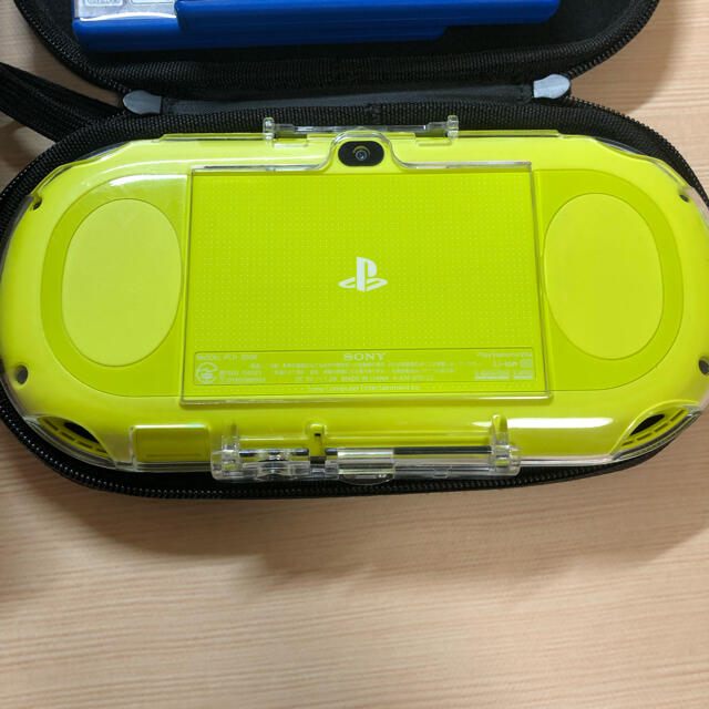 PlayStation Vita(プレイステーションヴィータ)のPlayStation®Vita（PCH-2000シリーズ）  エンタメ/ホビーのゲームソフト/ゲーム機本体(携帯用ゲーム機本体)の商品写真