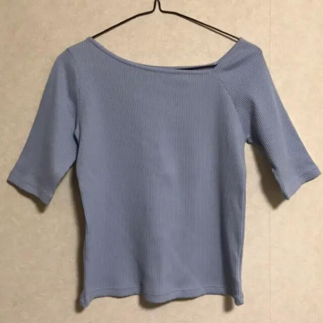 natural couture(ナチュラルクチュール)のナチュラルクチュール　ワンショル風VネックリブTシャツ　アシンメトリー　ニット レディースのトップス(カットソー(半袖/袖なし))の商品写真