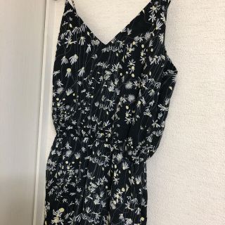 エイチアンドエム(H&M)の値下げしました　H &M 花柄オールインワン  パンツ　ヨーロッパサイ34(オールインワン)