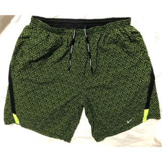 ナイキ(NIKE)の★NIKE ナイキ　短パンショートパンツ　ランニングショーツ（XL）黒ｘ蛍光黄色(ショートパンツ)