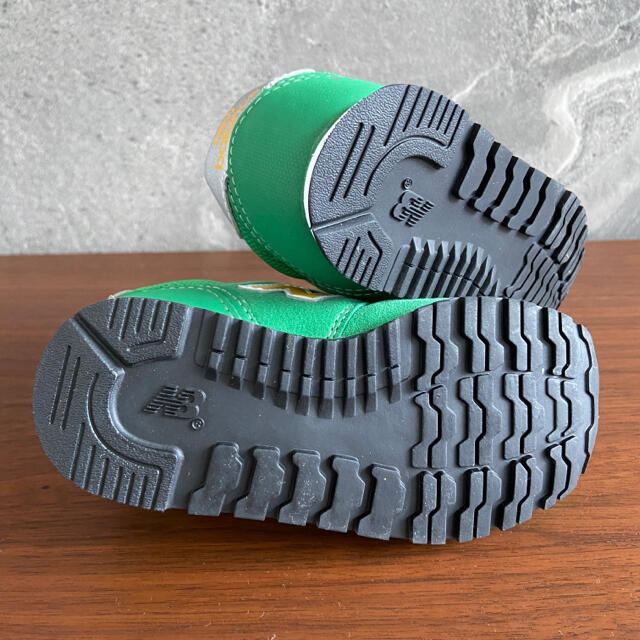 New Balance(ニューバランス)の【新品】14センチ グリーン×イエロー　ニューバランス　スニーカー キッズ/ベビー/マタニティのベビー靴/シューズ(~14cm)(スニーカー)の商品写真