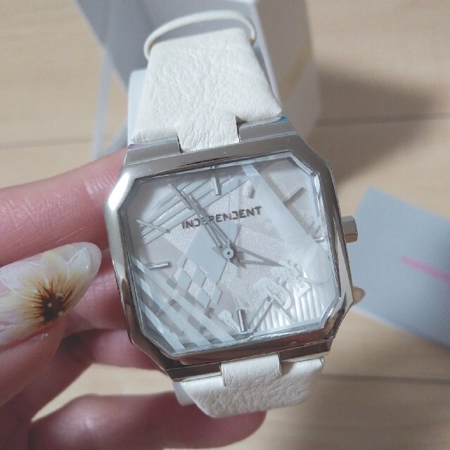INDEPENDENT(インディペンデント)のキョウリン様★INDEPENDENT 腕時計 箱付き 新品未使用 ホワイト白 レディースのファッション小物(腕時計)の商品写真