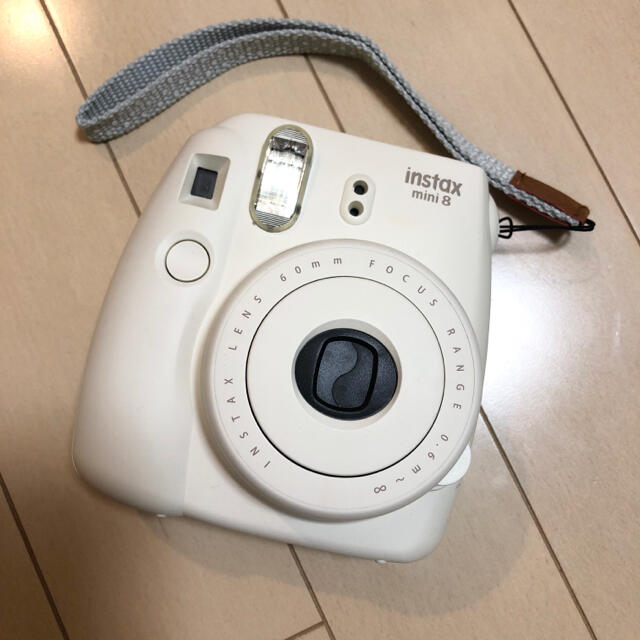 富士フイルム(フジフイルム)の【美品】富士フイルム　チェキ　instax mini8 ホワイト スマホ/家電/カメラのカメラ(フィルムカメラ)の商品写真