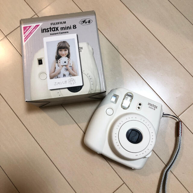 富士フイルム(フジフイルム)の【美品】富士フイルム　チェキ　instax mini8 ホワイト スマホ/家電/カメラのカメラ(フィルムカメラ)の商品写真