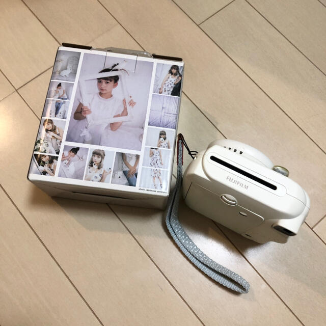 富士フイルム(フジフイルム)の【美品】富士フイルム　チェキ　instax mini8 ホワイト スマホ/家電/カメラのカメラ(フィルムカメラ)の商品写真