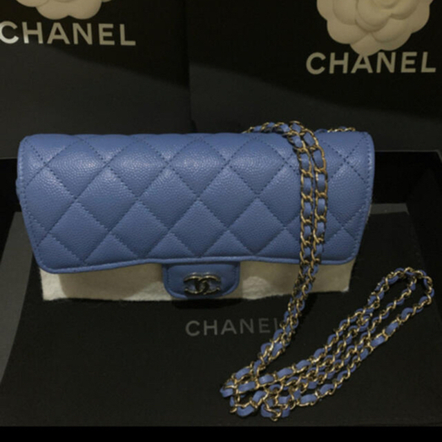 CHANEL(シャネル)の21’新作完売CHANEキャビアスキンゴールドココマークチェーンショルダーバッグ レディースのバッグ(ショルダーバッグ)の商品写真