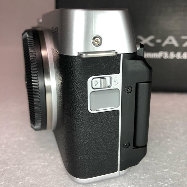 富士フイルム(フジフイルム)のFUJIFILM  X-A7レンズキット シルバー   スマホ/家電/カメラのカメラ(ミラーレス一眼)の商品写真
