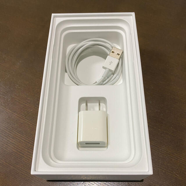 Apple(アップル)のiPhone 純正　中古　充電ケーブルと ACアダプタのセット スマホ/家電/カメラのスマートフォン/携帯電話(バッテリー/充電器)の商品写真