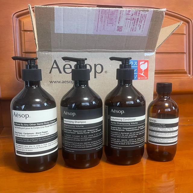 Aesop(イソップ)のAesop（イソップ）空ボトル４本セット インテリア/住まい/日用品のキッチン/食器(容器)の商品写真