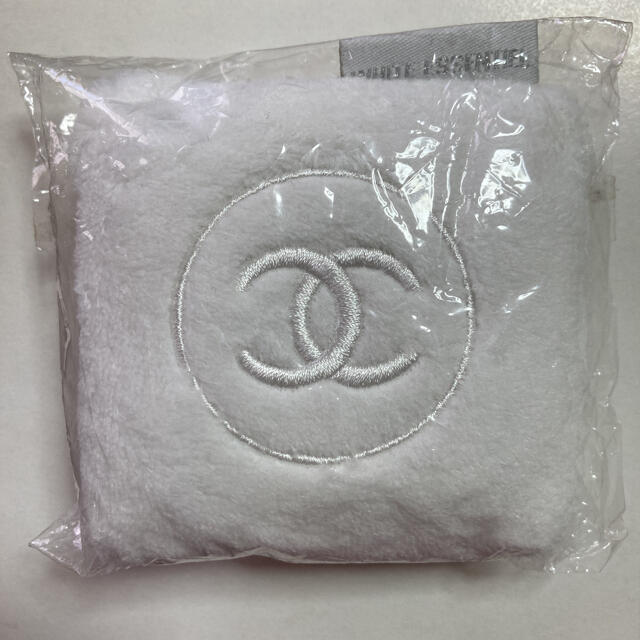 CHANEL(シャネル)の即購入不可❌お値下げ[new]シャネルホワイトエサンシエルフレグランスピロー  インテリア/住まい/日用品のインテリア小物(その他)の商品写真