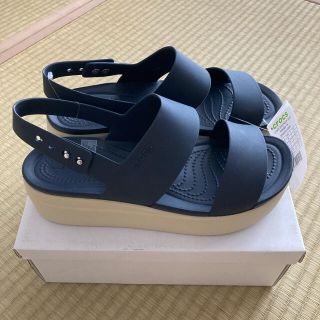 クロックス(crocs)の最終価格　未使用　クロックス　ブルックリンサンダル　24センチ(サンダル)