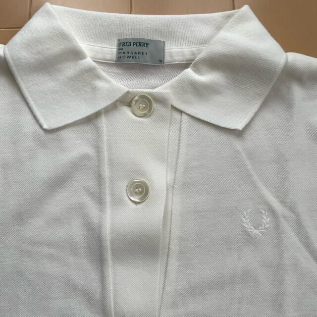 MARGARET HOWELL(マーガレットハウエル)のマーガレットハウエル×フレッドペリー限定ポロシャツ　白 レディースのトップス(ポロシャツ)の商品写真