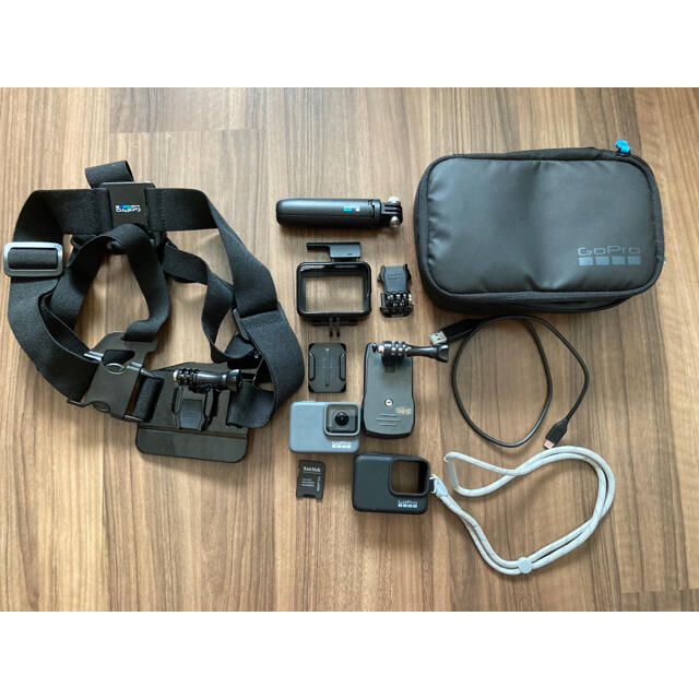 GoPro(ゴープロ)の GoPro Hero7(シルバー)本体+付属品 スマホ/家電/カメラのスマホ/家電/カメラ その他(その他)の商品写真