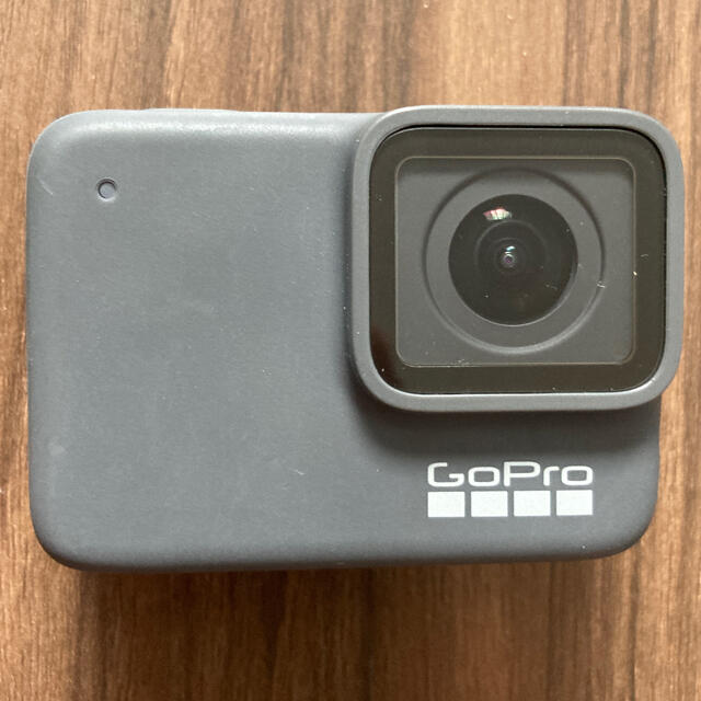 GoPro(ゴープロ)の GoPro Hero7(シルバー)本体+付属品 スマホ/家電/カメラのスマホ/家電/カメラ その他(その他)の商品写真