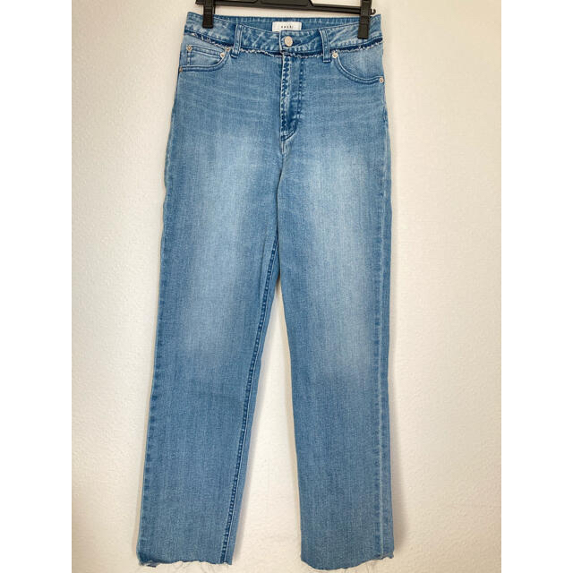 Ameri VINTAGE(アメリヴィンテージ)のAmeri SLIM TAPERED DENIM レディースのパンツ(デニム/ジーンズ)の商品写真