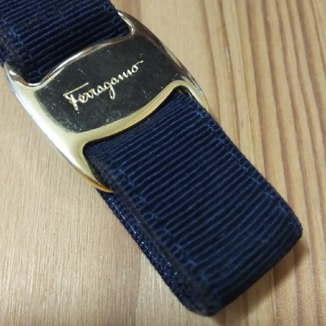 Salvatore Ferragamo(サルヴァトーレフェラガモ)のFerragamo キーホルダー  黒  ゴールド  中古 レディースのファッション小物(キーホルダー)の商品写真