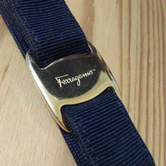 Salvatore Ferragamo(サルヴァトーレフェラガモ)のFerragamo キーホルダー  黒  ゴールド  中古 レディースのファッション小物(キーホルダー)の商品写真