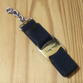 サルヴァトーレフェラガモ(Salvatore Ferragamo)のFerragamo キーホルダー  黒  ゴールド  中古(キーホルダー)