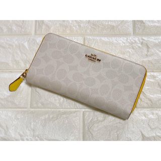 コーチ(COACH)の【SALE】COACH 財布　レディース　ホワイト　イエロー　ラウンドファスナー(財布)